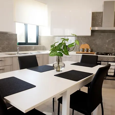 Modern 3br With Balcony - Close To Limestone Heritage Park アパート *