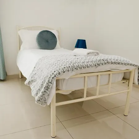 Modern 3br With Balcony - Close To Limestone Heritage Park アパート