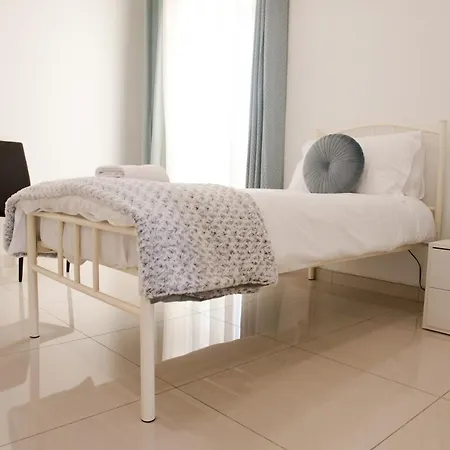 Modern 3br With Balcony - Close To Limestone Heritage Park アパート *