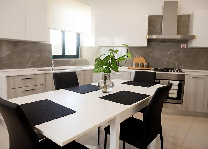 Modern 3br With Balcony - Close To Limestone Heritage Park Appartement *